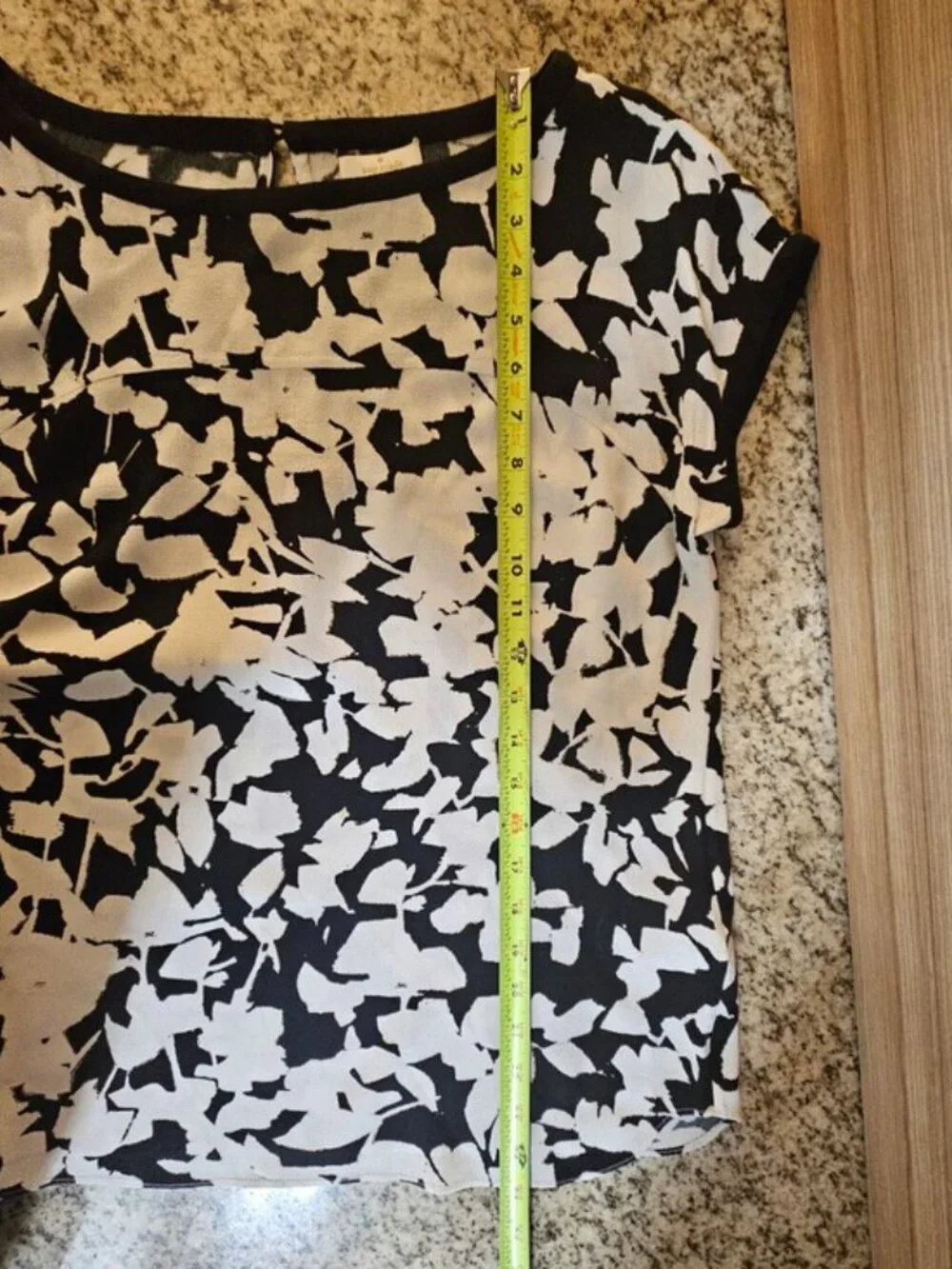 Kate Spade SZ 2 Black White Abstract Floral Print Short Sleeve Top Blouse
